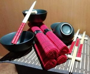Souprava do Sushi pro 4 osoby v dárkovém balení - Červeno černá Made in Japan