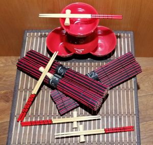 Souprava do Sushi pro 4 osoby s bambusovým pařníkem v dárkovém balení - Červeno černá Made in Japan