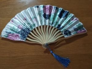 Taneční Čínský vějíř bambusový - Světlý s modrými květy Yaosheng