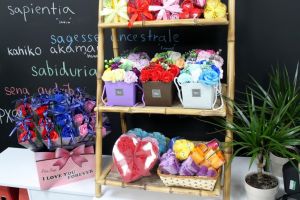 Dárkové balení Mýdlových květů v proutěném koši - růže, karafiáty, cínie a šalvěj – levandulová AWM, Ltd, S3 8AL