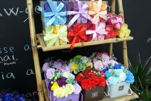 Dárkové balení Mýdlových květů v proutěném koši - růže, karafiáty, cínie a šalvěj – levandulová AWM, Ltd, S3 8AL