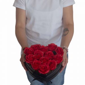 Luxusní dárkový box Mýdlových květů srdcový - 13 Růžových růží AWM, Ltd, S3 8AL