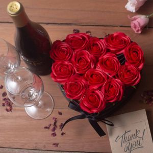 Luxusní dárkový box Mýdlových květů srdcový - 13 Krémových růží AWM, Ltd, S3 8AL