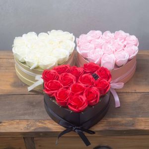 Luxusní dárkový box Mýdlových květů srdcový - 13 Krémových růží AWM, Ltd, S3 8AL
