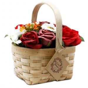 Dárkové balení Mýdlových květů v proutěném koši - růže, karafiáty, cínie a šalvěj - Červená