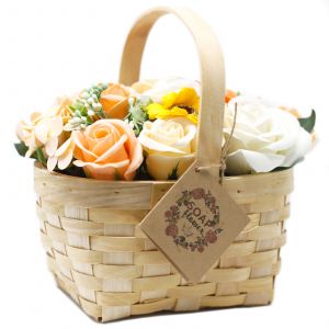 Dárkové balení Mýdlových květů v proutěném koši - růže, karafiáty, cínie a šalvěj - Čajové růže