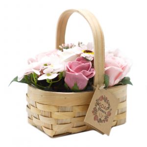 Dárkové střední balení Mýdlových květů v proutěném koši - růže, karafiáty, cínie a šalvěj - Růžové AWM, Ltd, S3 8AL