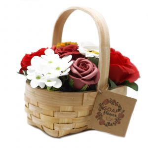 Dárkové střední balení Mýdlových květů v proutěném koši - růže, karafiáty, cínie a šalvěj - Červený