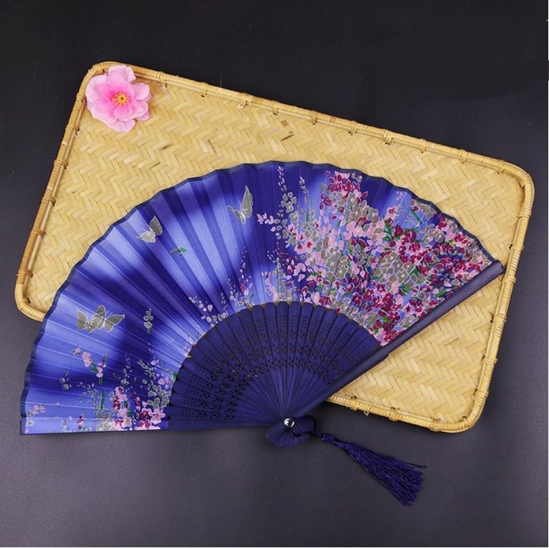 Hedvábný Čínský vějíř: Květy s motýly - Duhově Tmavě Modrý Made in Japan
