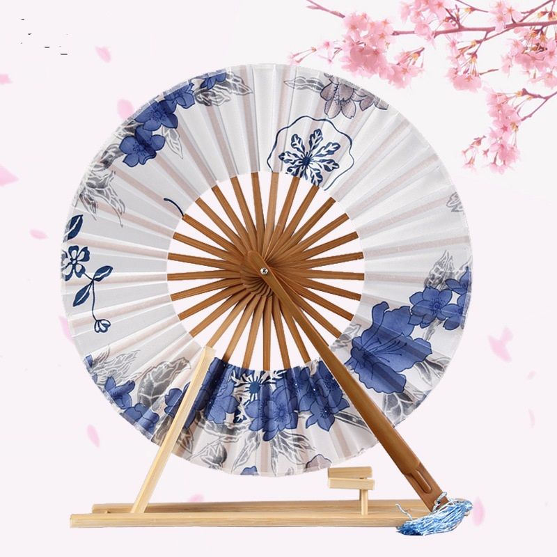 Japonský vějíř bambusový celootočný - Bílý s modrými květy sakury Yaosheng
