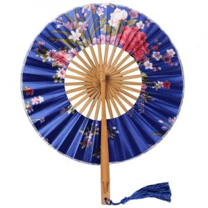 Japonský vějíř bambusový celootočný s hedvábným pouzdrem - Tmavě modrý s květy Pivoňky a Chryzantém Yaosheng