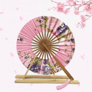 Japonský vějíř bambusový celootočný s hedvábným pouzdrem - Růžový s květy Pivoňky a Chryzantém