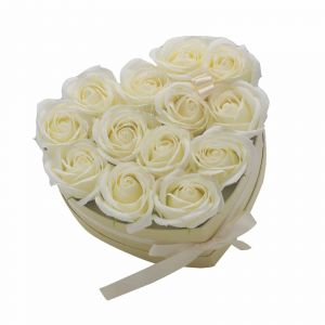 Luxusní dárkový box Mýdlových květů srdcový - 13 Krémových růží