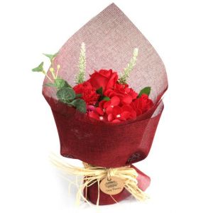 Mýdlová kytice Pugét - růže, karafiáty, cínie a šalvěj - Červená
