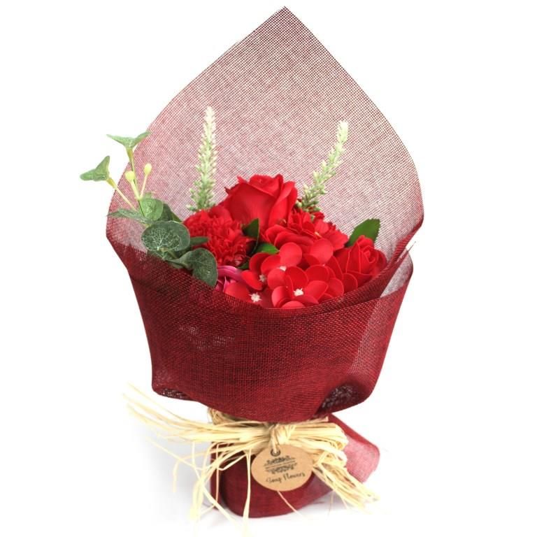 Mýdlová kytice Pugét - růže, karafiáty, cínie a šalvěj - Červená AWM, Ltd, S3 8AL