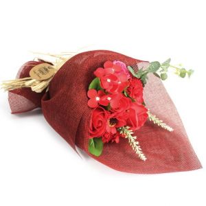 Mýdlová kytice Pugét - růže, karafiáty, cínie a šalvěj - Červená AWM, Ltd, S3 8AL