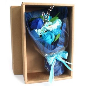 Mýdlová kytice v Dárkové krabici Pugét - růže, karafiáty, cínie a větvička vrby - Modrá