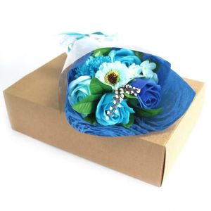 Mýdlová kytice v Dárkové krabici Pugét - růže, karafiáty, cínie a větvička vrby - Modrá AWM, Ltd, S3 8AL