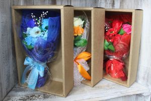 Mýdlová kytice v Dárkové krabici Pugét - růže, karafiáty, cínie a větvička vrby - Modrá AWM, Ltd, S3 8AL