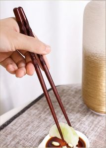 Okrasné jídelní hůlky dřevěné - ručně vyřezávané ornamenty - Vlnky - Vínové Made in China