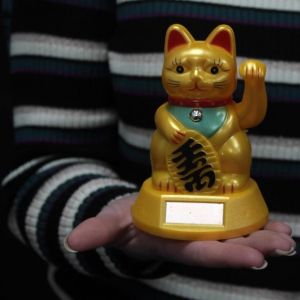 Čínská Kočka štěstí mávající solární - zlatavá 12 cm