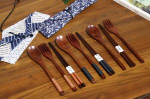 Sada příborů - Tradiční dřevěné hůlky s vidličkou a lžící s ručním vázáním tmavým (XL) a s možností látkového pouzdra Made in Japan