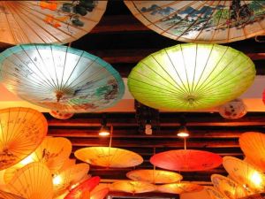 Japonský deštník / slunečník - hedvábný s červenými třásněmi - Bambusové listí ve vánku Garden Store