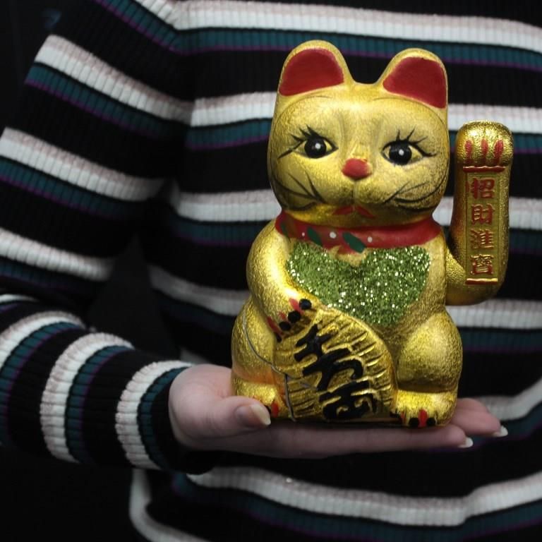 Čínská Kočka štěstí mávající - zlatá 17 cm AWM, Ltd, S3 8AL