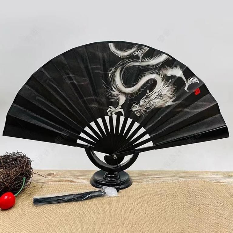 Tradiční hedvábný Čínský vějíř oboustranný středně velký - mýtický čínský drak - černo bílý Yaosheng