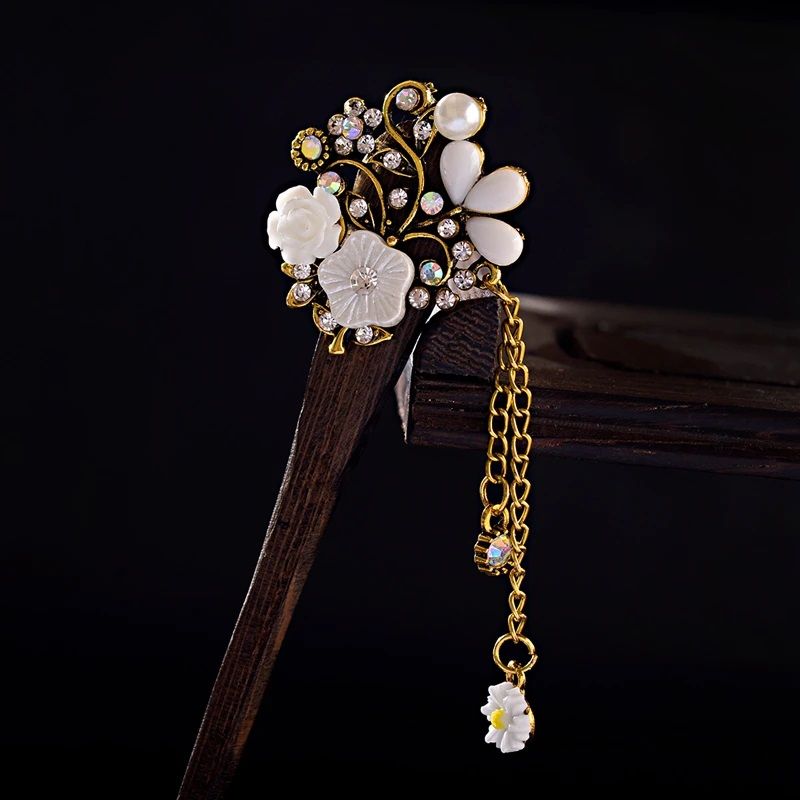 Dřevěná ručně vyřezávaná jehlice do vlasů květinová s kováním a přívěskem - Bílá Jewelry