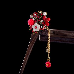 Dřevěná ručně vyřezávaná jehlice do vlasů květinová s kováním a přívěskem - Rudě červená