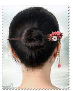 Dřevěná ručně vyřezávaná jehlice do vlasů s přívěskem květ růže - Růžová