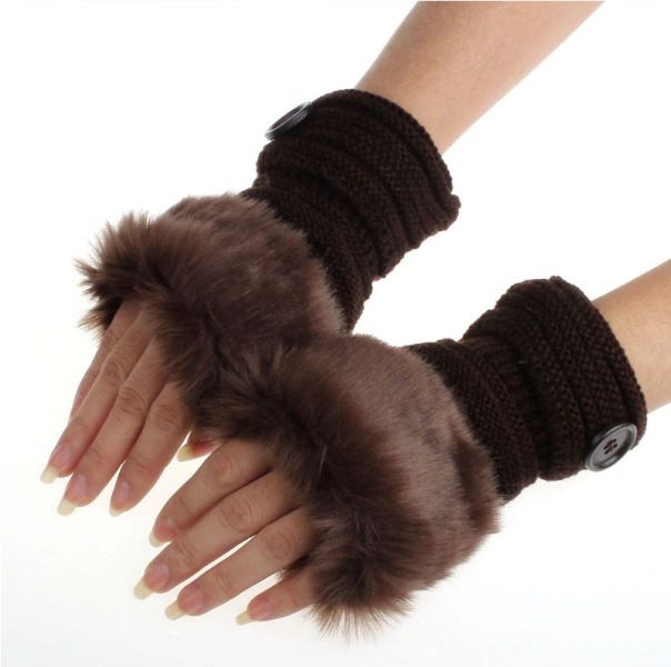 Bezprsté pletené rukavice s kožíškem a okrasným knoflíkem - Coffee Fashionstyle