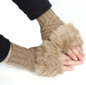 Bezprsté pletené rukavice s kožíškem - béžové
