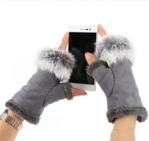 Bezprsté teplé rukavice z umělé kožešiny s pravým kožíškem - šedé Fashionstyle