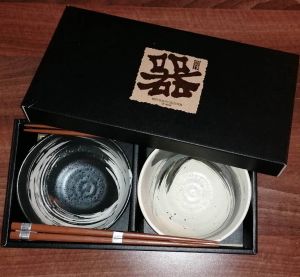 Japonská souprava Soba misek s hůlkami- porcelán - Black and White Brush stroke v Dárkové krabici