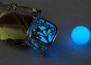 Svítící náhrdelník Krychle - Modrý
