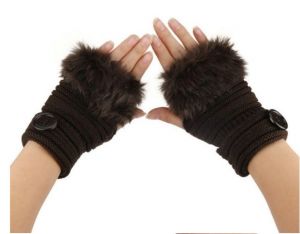 Bezprsté pletené rukavice s kožíškem a okrasným knoflíkem - Coffee Fashionstyle