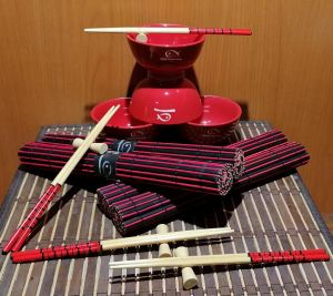 Souprava do Sushi pro 4 osoby s bambusovým pařníkem v dárkovém balení - Červeno černá