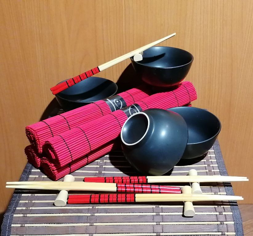Souprava do Sushi pro 4 osoby v dárkovém balení - Červeno černá Made in Japan