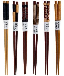 Tradiční jídelní hůlky dřevěné s ručním vázáním - křížové vázání tmavé Made in Japan