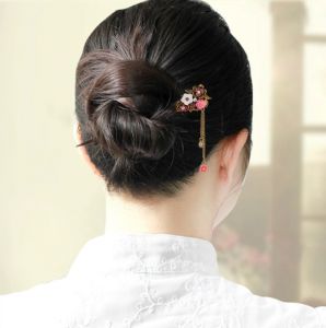 Dřevěná ručně vyřezávaná jehlice do vlasů květinová s kováním a přívěskem - Bílá Jewelry