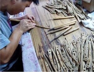 Dřevěná ručně vyřezávaná Čínská jehlice do vlasů - vzor čínská váza Lychee