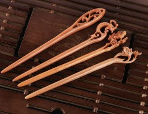 Dřevěná ručně vyřezávaná Čínská jehlice do vlasů - vzor čínská váza Lychee