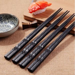 Japonské Sushi hůlky vyřezávané květy - černé Made in Japan
