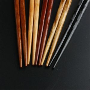 Set 5 ks Japonských ručně vyřezávaných hůlek dřevěných - kouzlo pěti barev Made in Japan