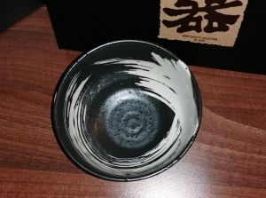 Japonská souprava Soba misek s hůlkami- porcelán - Black and White Brush stroke v Dárkové krabici Made in Japan