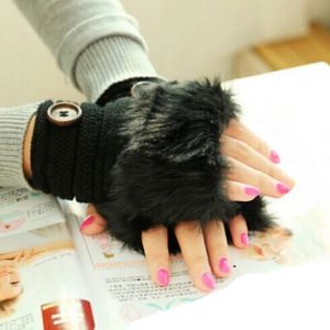 Bezprsté pletené rukavice s kožíškem a okrasným knoflíkem - Černé Fashionstyle